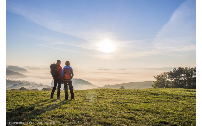 Wanderer auf dem Rothaarsteig genießen den Sonnenaufgang