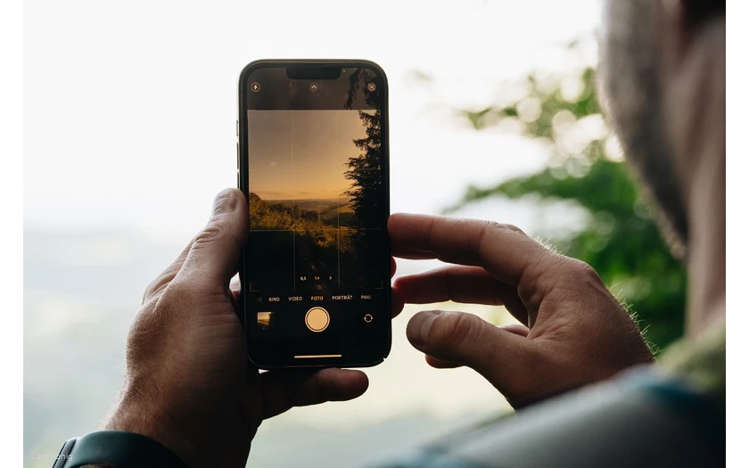 Person fotografiert mit einem Smartphone