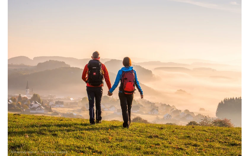 Wanderer auf einer Rothaarsteig-Spur