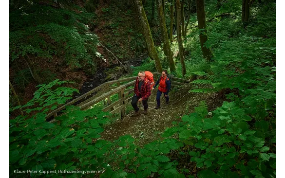 Wandernde im Helletal nahe Winterberg