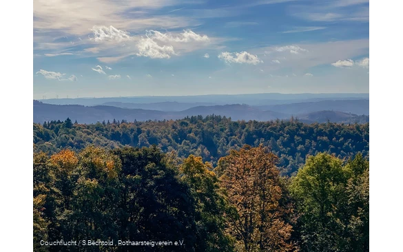 Aussicht von der Ginsburg über die herbstliche Landschaft am Rothaarsteig