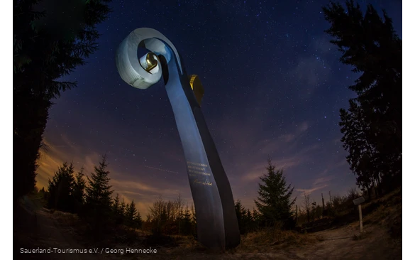 Skulptur "Der Krummstab" am WaldSkulpturenWeg