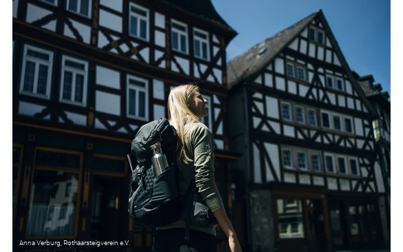 Wanderin in der Altstadt von Dillenburg