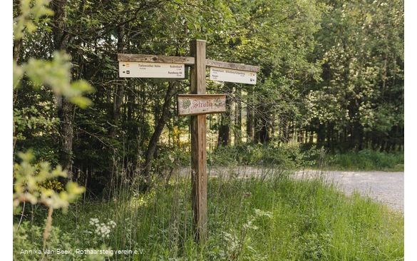 Rothaarsteig-Wegweiser auf dem Abschnitt Rodenbach - Dillenburg