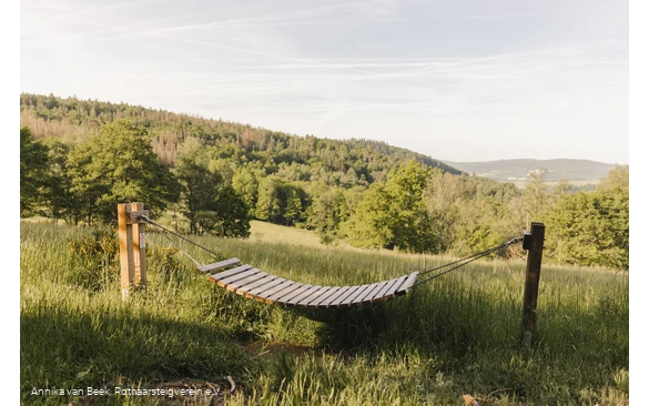 Holzhängematte am Rastplatz Westerwaldblick am Rothaarsteig