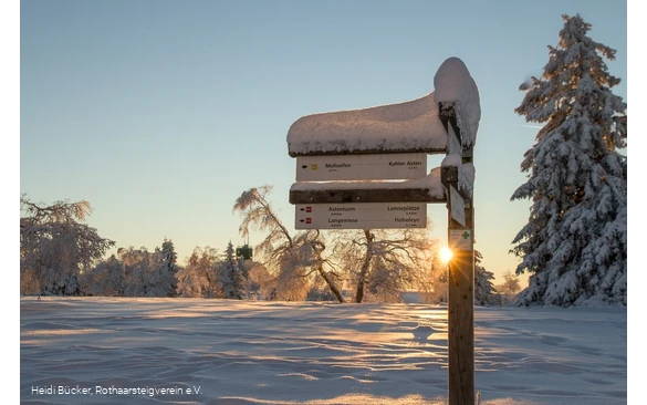 Verschneiter Rothaarsteig-Wegweiser