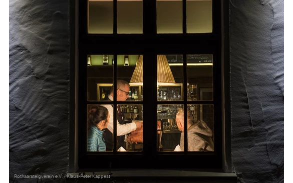 Blick durch ein Fenster in das Restaurant