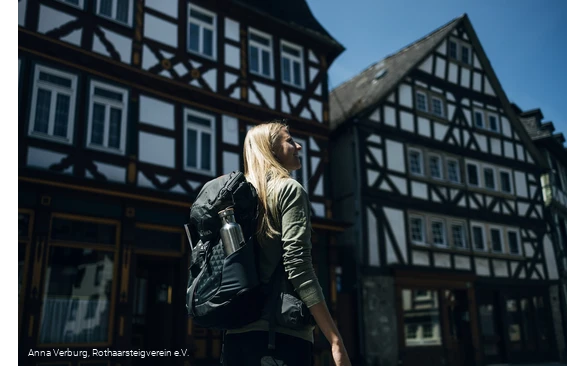Wanderin vor Fachwerkhäusern in Dillenburg