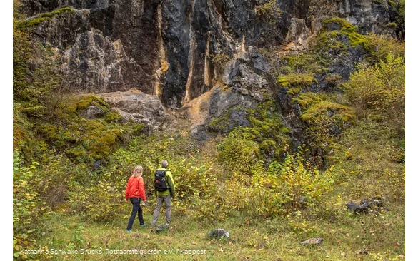 Zwei Wanderer vor einer Felswand