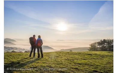 Wanderer auf dem Rothaarsteig genießen den Sonnenaufgang