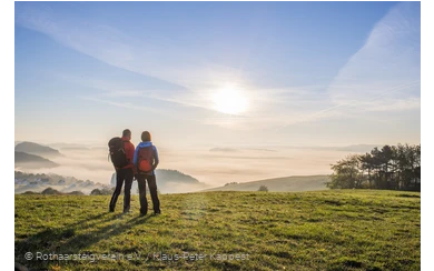 Wanderer auf dem Rothaarsteig genießen den Sonnenaufgang