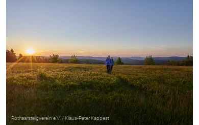 Wandernde im Sonnenuntergang auf dem Kahler Asten