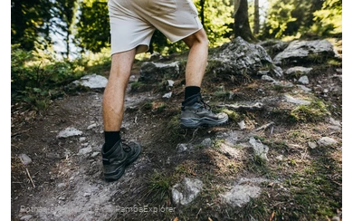 Beine eines Wanderers mit Wanderschuhen auf Felsen