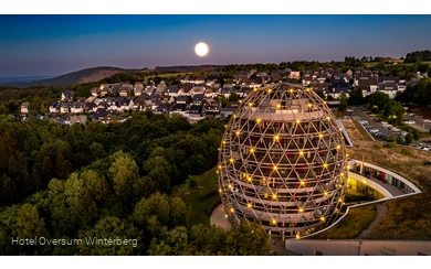 Außenansicht Rothaarsteig Qualitätsbetrieb Hotel Oversum Winterberg bei Nacht