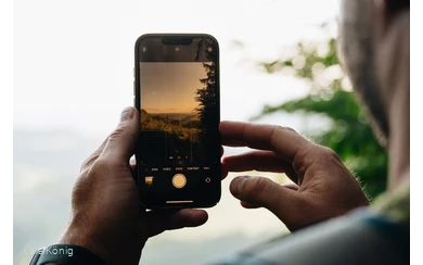 Person fotografiert mit einem Smartphone