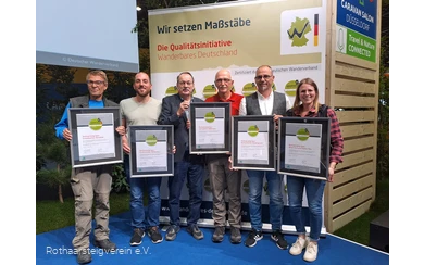 Urkundenübergabe für die zertifizierten Rothaarsteig-Spuren auf dem Caravan Salon in Düsseldorf