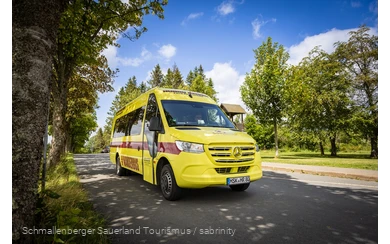 Der gelbe Wanderbus Schmallenberger Sauerland in Schanze am Rothaarsteig