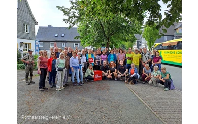 Teilnehmende des SportScheck Wandertags auf dem Rothaarsteig