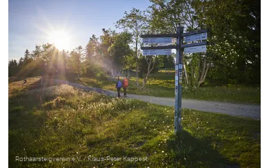 Wanderndes Pärchen auf dem Kahler Asten