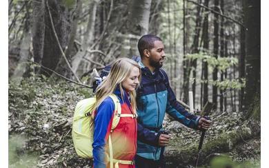 Wanderer mit Tatonka-Ausrüstung im Wald