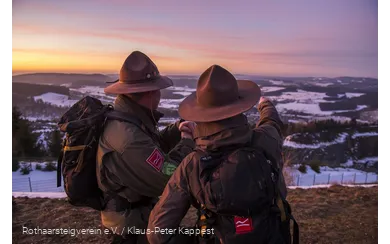 Ranger am Rothaarsteig schauen in die Landschaft