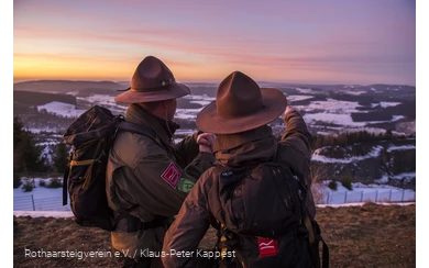 Ranger am Rothaarsteig schauen in die Landschaft