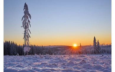 Sonnenuntergang über verschneiter Landschaft am Rothaarsteig