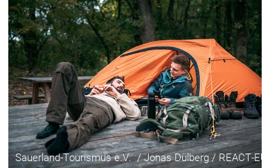 Zwei Wanderer auf einem Trekkingplatz