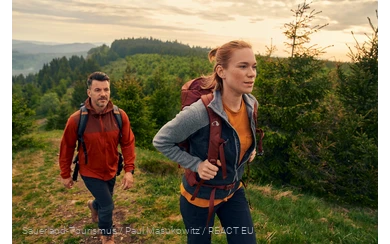Wanderndes Pärchen erklimmt den Clemensberg