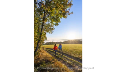 Wanderer bei Sonnenaufgang auf dem Rothaarsteig