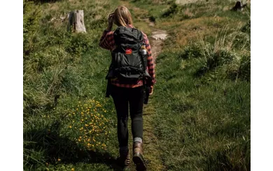 Frau wandert auf dem Rothaarsteig