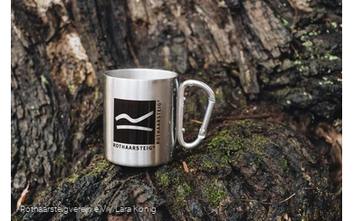 Rothaarsteig Tasse aus Edelstahl steht auf einem Baumstumpf