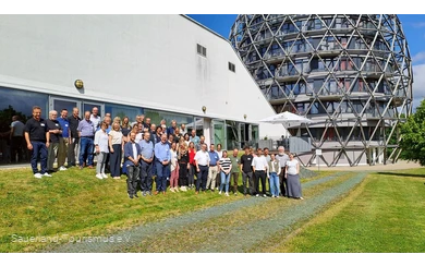Eine Gruppe bestehend aus Partnern des Rothaarsteigs vor dem Hotel Oversum in Winterberg