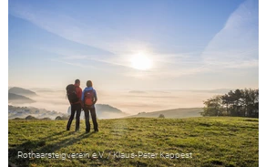 Wanderndes Pärchen auf dem Rothaarsteig schaut in den Sonnenaufgang Wanderndes Pärchen auf dem Rothaarsteig schaut in den Sonnenaufgang
