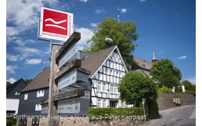 Wegweiser mit Rothaarsteig-Schild