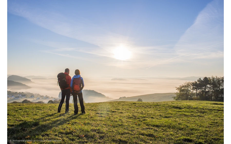 Wanderer auf dem Rothaarsteig genießen den Sonnenaufgang