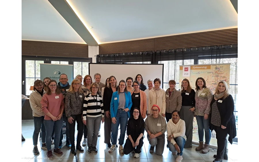 Gruppe aus Gastgebenden und Touristiker*innen am Rothaarsteig