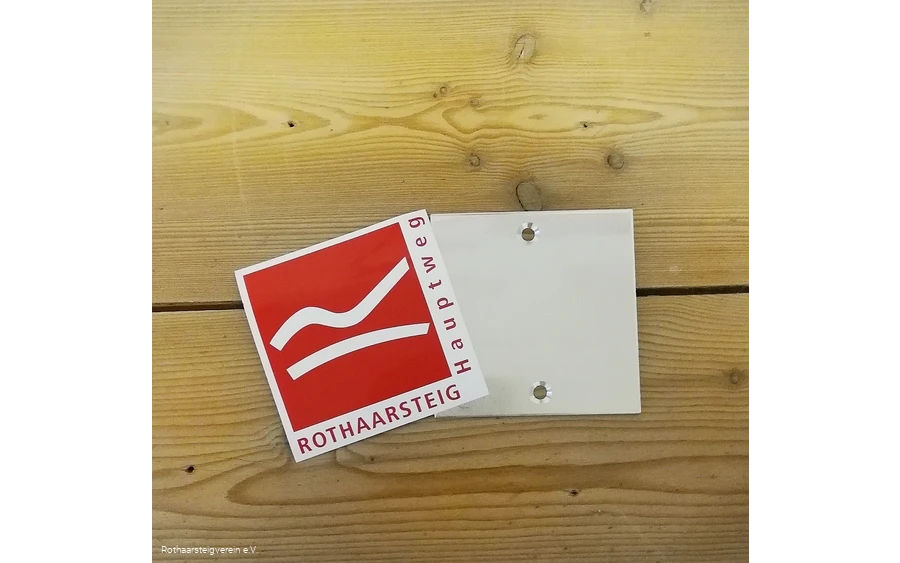 Rothaarsteig Wegezeichen mit Aluschild