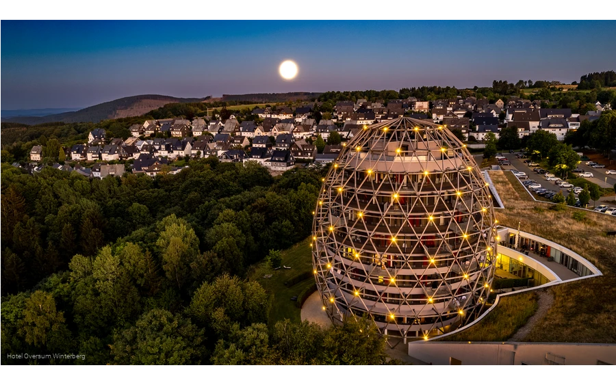 Außenansicht Rothaarsteig Qualitätsbetrieb Hotel Oversum Winterberg bei Nacht