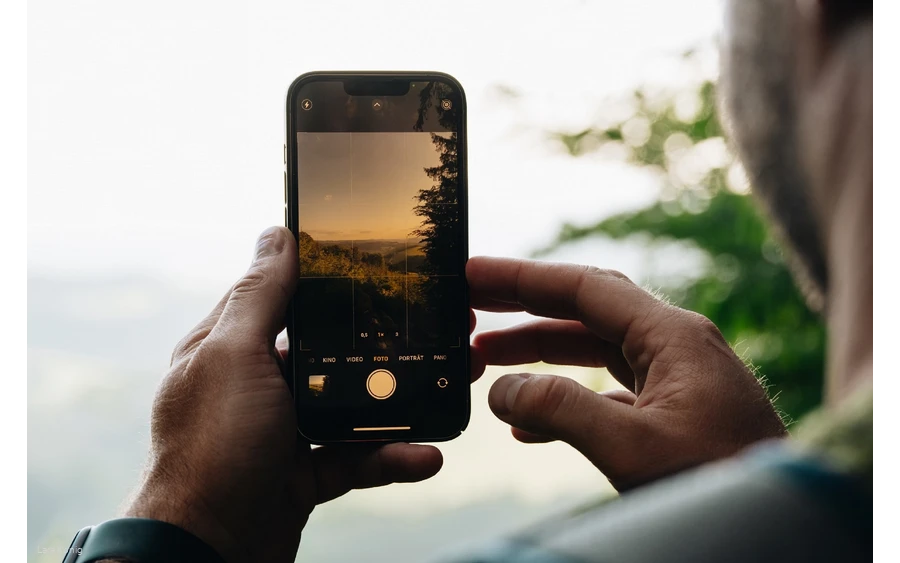 Person fotografiert mit einem Smartphone