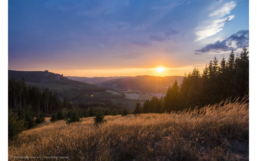 Sonnenuntergang auf den Ginsterköpfen bei Olsberg