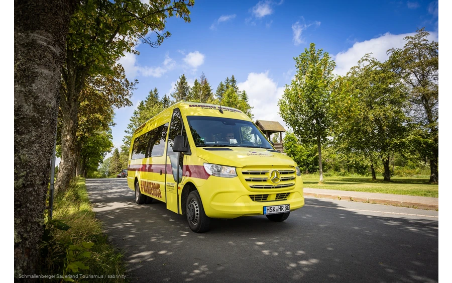 Der gelbe Wanderbus Schmallenberger Sauerland in Schanze am Rothaarsteig
