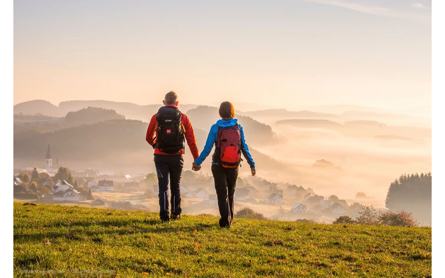 Wanderer auf einer Rothaarsteig-Spur