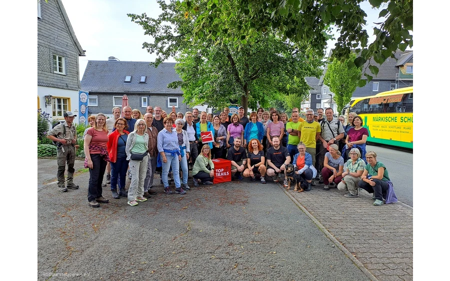 Teilnehmende des SportScheck Wandertags auf dem Rothaarsteig