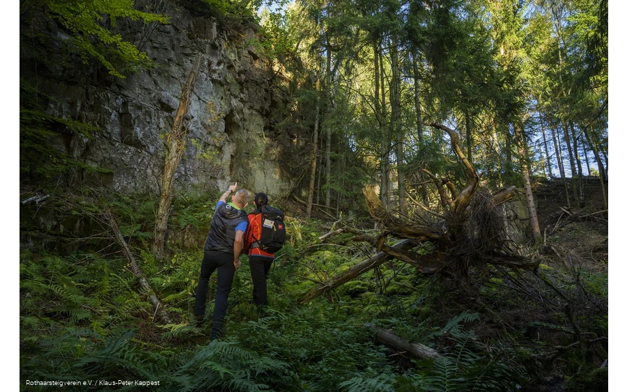 Zwei Personen im stillgelegten Steinbruch "Knollen" auf der Rothaarsteig-Spur Sorper Panoramapfad