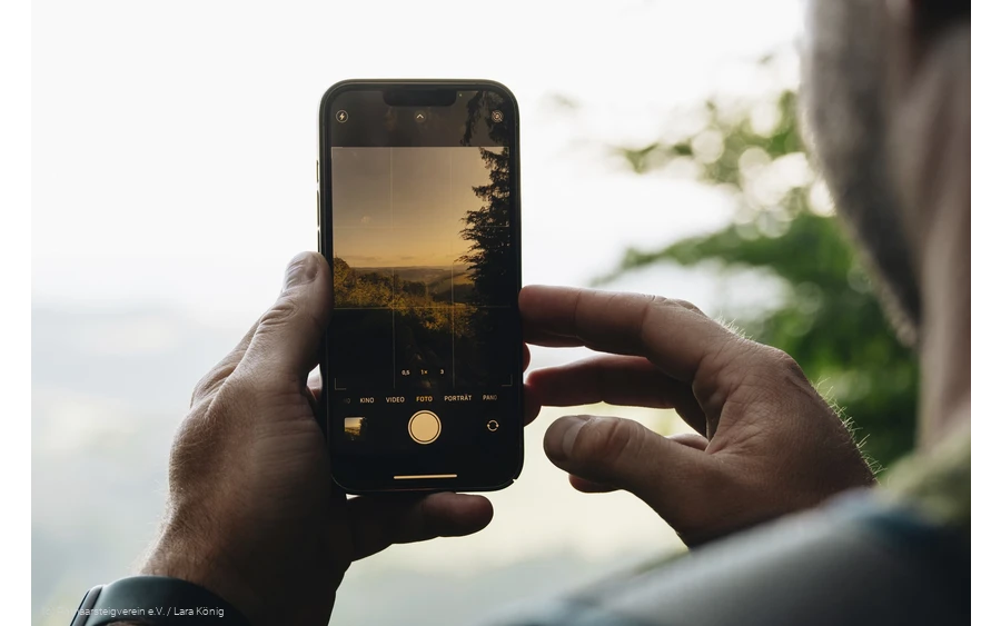 Fotografieren der Aussicht am Rothaarsteig mit dem Smartphone