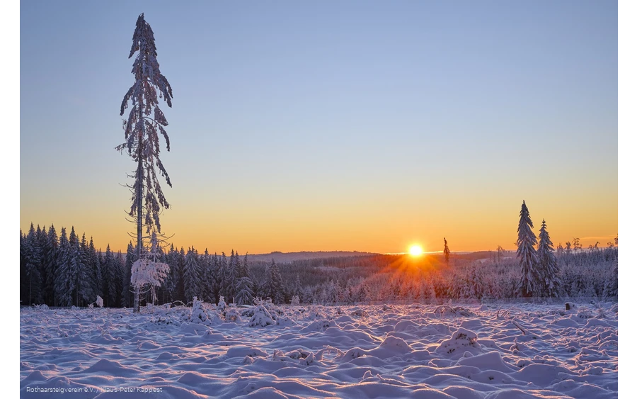 Sonnenuntergang über verschneiter Landschaft am Rothaarsteig