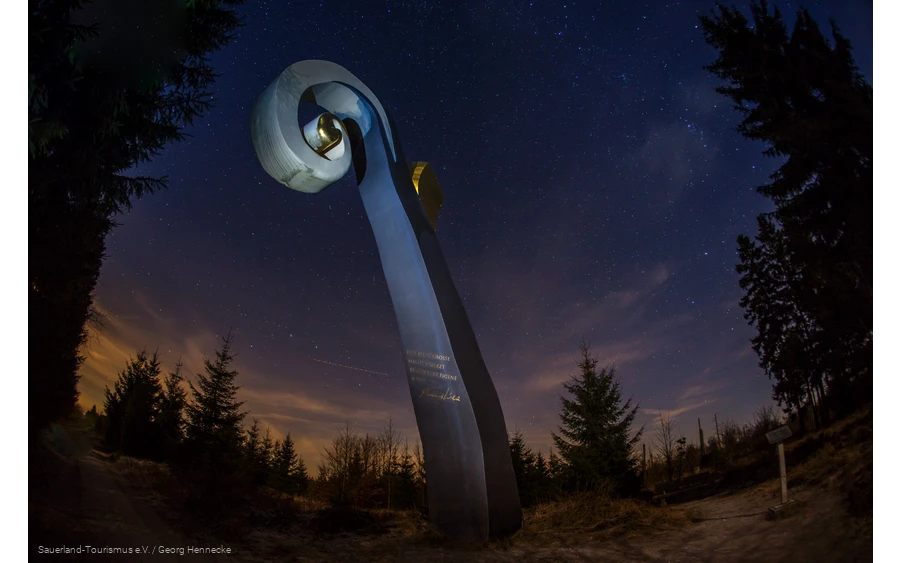 Skulptur "Der Krummstab" am WaldSkulpturenWeg