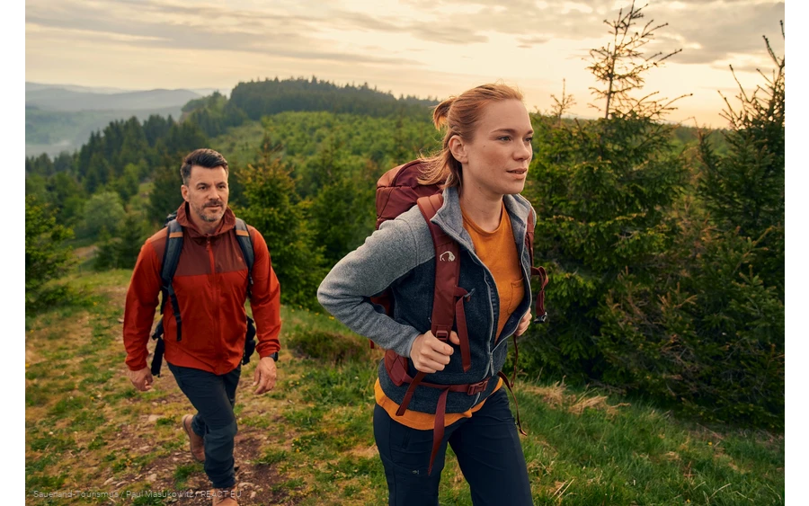 Wanderndes Pärchen erklimmt den Clemensberg
