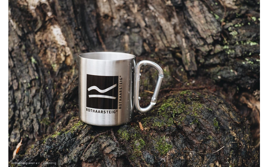 Edelstahl Tasse Neu Rothaarsteig Tasse aus Edelstahl steht auf einem Baumstumpf
